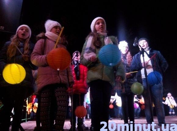 У Кам’янці діти здійснили святкову ходу з ліхтариками на сайті 20minut.ua У Кам’янці діти здійснили святкову ходу з ліхтариками, фото №6 на сайті 20minut.ua