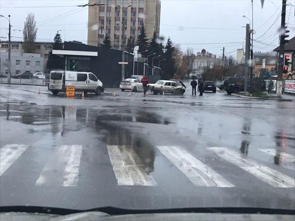 Під Вінницею бус злетів у кювет. На Замості збили жінку. Які аварії ставалися сьогодні?, фото №2 на сайті 20minut.ua