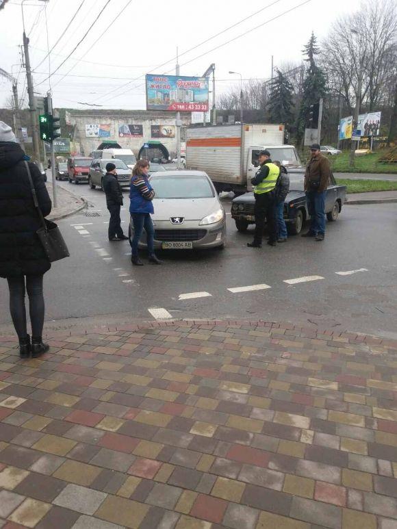 Фото дня: на Крушельницької "Жигулі" влетіло у Peugeot, фото №1 на сайті 20minut.ua