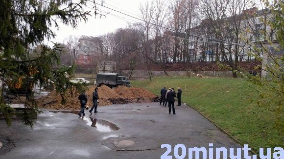 За "Березолем" почали рити асфальт: люди протестують, приїхав Богомол, фото №1 на сайті 20minut.ua