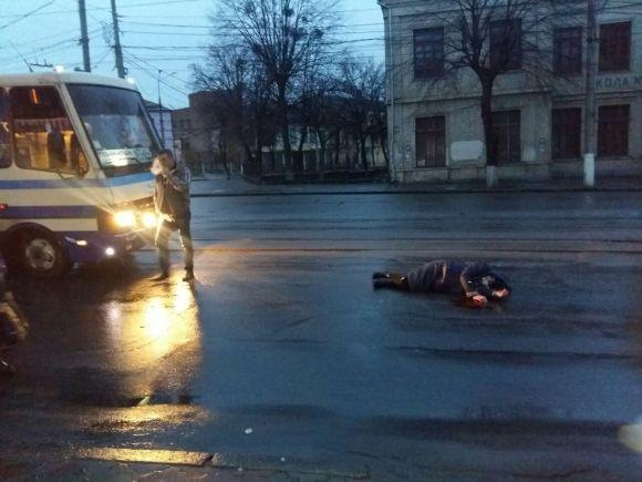 Під Вінницею бус злетів у кювет. На Замості збили жінку. Які аварії ставалися сьогодні?, фото №1 на сайті 20minut.ua