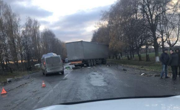 Під Вінницею бус злетів у кювет. На Замості збили жінку. Які аварії ставалися сьогодні?, фото №5 на сайті 20minut.ua
