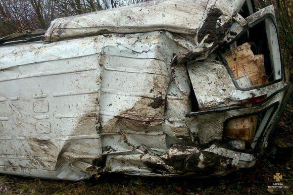 ДТП поблизу Козови: розтрощений Volkswagen в кюветі, водія забрала "швидка", фото №1 на сайті 20minut.ua