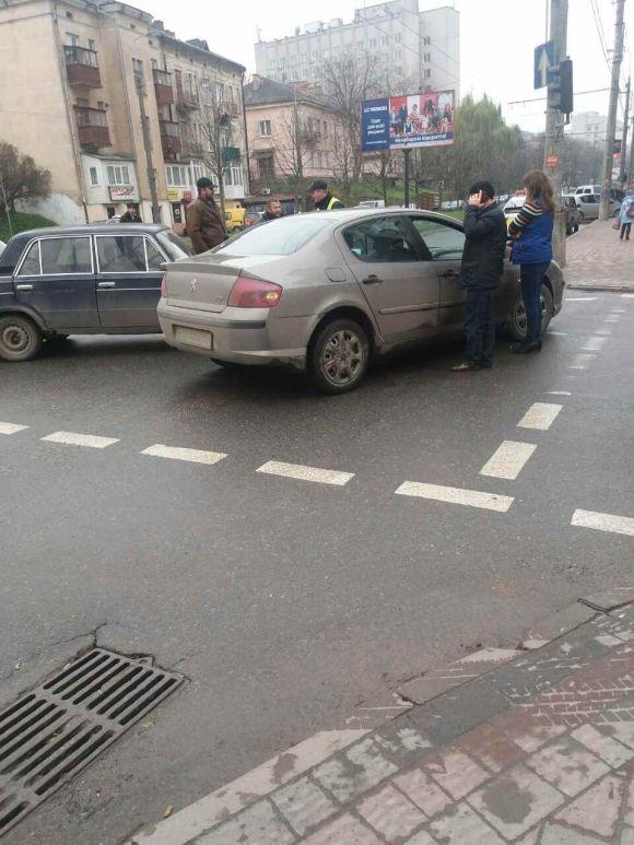 Фото дня: на Крушельницької "Жигулі" влетіло у Peugeot, фото №2 на сайті 20minut.ua