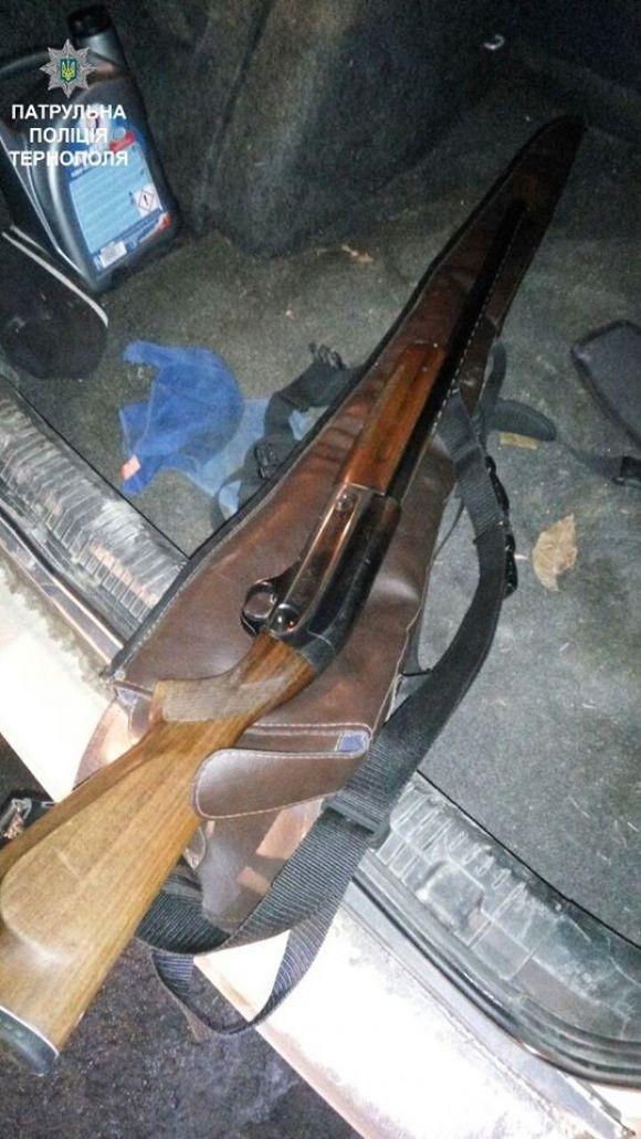 Поблизу Смиківців поліція зупинила водія, який перевозив зброю у багажнику авто на сайті 20minut.ua Поблизу Смиківців поліція зупинила водія, який перевозив зброю у багажнику авто, фото №1 на сайті 20minut.ua