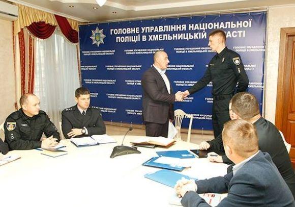 Новини Хмельницького - фото з Двометровий патрульний отримав посаду в ГУ Нацполіції Хмельниччини Двометровий патрульний отримав посаду в ГУ Нацполіції Хмельниччини, фото №1 на сайті vsim.ua