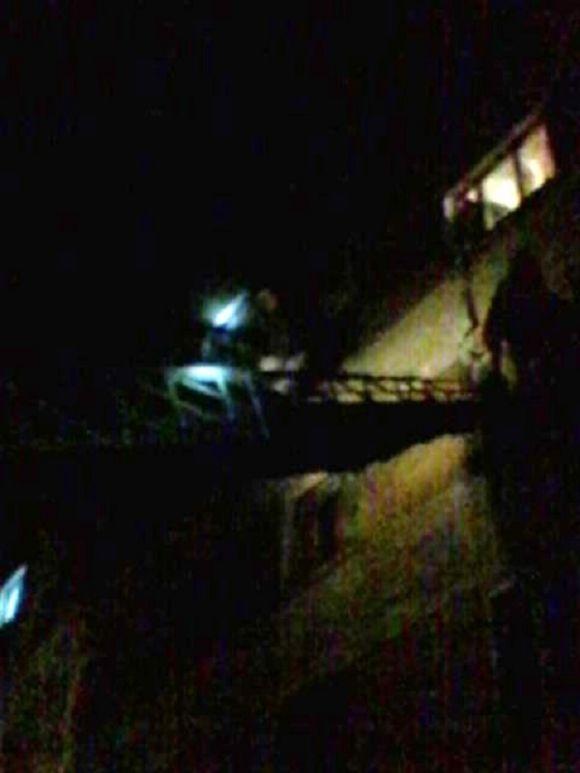 Через вікно на простирадлі: у Шепетівці рятували чоловіка, який втікав з гуртожитка, фото №1 на сайті vsim.ua