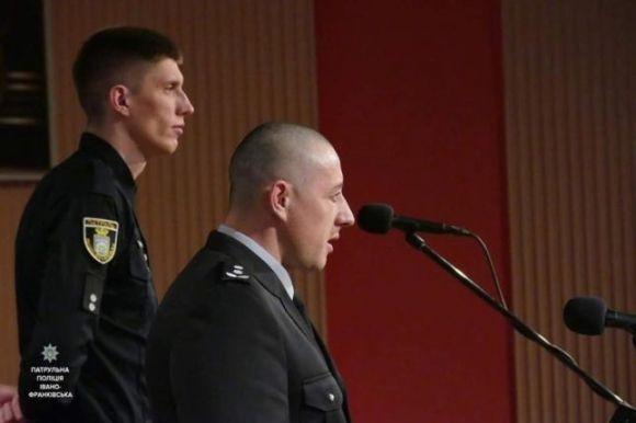 Новини Хмельницького - фото з Двометровий патрульний отримав посаду в ГУ Нацполіції Хмельниччини Двометровий патрульний отримав посаду в ГУ Нацполіції Хмельниччини, фото №2 на сайті vsim.ua