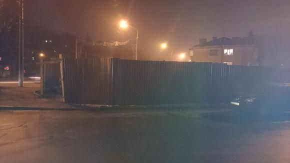 Познімали дорожні знаки на Пирогова і сховали від водіїв. Бо будують торговельний центр на сайті 20minut.ua Познімали дорожні знаки на Пирогова і сховали від водіїв. Бо будують торговельний центр, фото №1 на сайті 20minut.ua