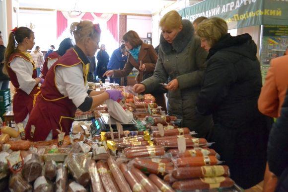 До філармонії за ковбасою. У закладі культури влаштували ярмарок на сайті vsim.ua До філармонії за ковбасою. У закладі культури влаштували ярмарок, фото №1 на сайті vsim.ua
