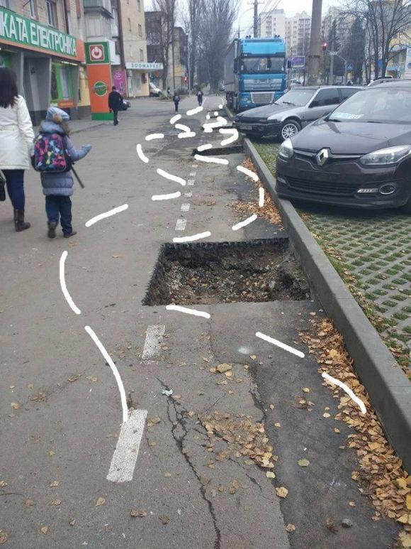 Фото дня. Їзда з перешкодами: розрили велодоріжку, щоб висадити на ній дерева на сайті 20minut.ua Фото дня. Їзда з перешкодами: розрили велодоріжку, щоб висадити на ній дерева, фото №3 на сайті 20minut.ua