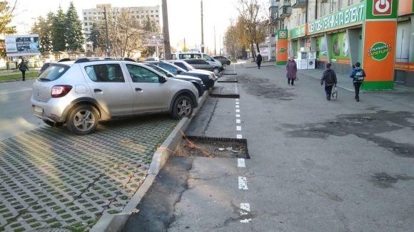 Фото дня. Їзда з перешкодами: розрили велодоріжку, щоб висадити на ній дерева на сайті 20minut.ua Фото дня. Їзда з перешкодами: розрили велодоріжку, щоб висадити на ній дерева, фото №1 на сайті 20minut.ua