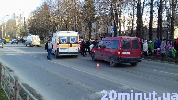 Біля 11-ї школи водій "Фіата" збив дитину на сайті 20minut.ua Біля 11-ї школи водій "Фіата" збив дитину, фото №1 на сайті 20minut.ua