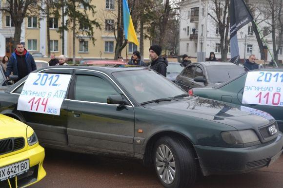 На майдані Незалежності зібралось 30 автомобілів. Хмельничани вшанували жертв ДТП, фото №8 на сайті vsim.ua