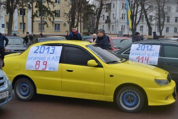 На майдані Незалежності зібралось 30 автомобілів. Хмельничани вшанували жертв ДТП, фото №7 на сайті vsim.ua