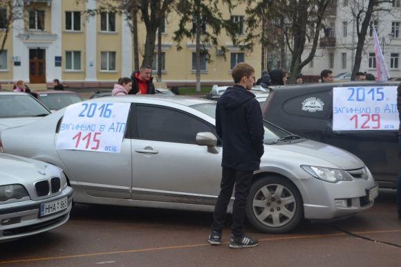 На майдані Незалежності зібралось 30 автомобілів. Хмельничани вшанували жертв ДТП, фото №4 на сайті vsim.ua