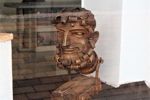 Чиї «ноги» стирчать з будинку на Артинова на сайті 20minut.ua Чиї «ноги» стирчать з будинку на Артинова, фото №1 на сайті 20minut.ua