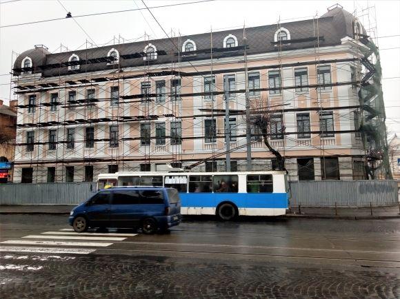 Закинутий дім в центрі Вінниці почали ремонтувати, фото №1 на сайті 20minut.ua