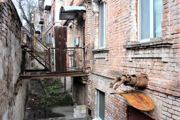 Чиї «ноги» стирчать з будинку на Артинова на сайті 20minut.ua Чиї «ноги» стирчать з будинку на Артинова, фото №3 на сайті 20minut.ua