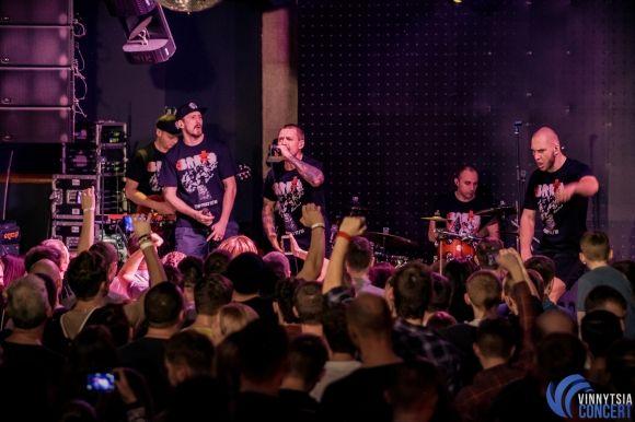 BRUTTO в Виннице: 7 часов «прорывались» через границу и заряжали панком даже 5-летних фанов на сайті 20minut.ua BRUTTO в Виннице: 7 часов «прорывались» через границу и заряжали панком даже 5-летних фанов, фото №23 на сайті 20minut.ua
