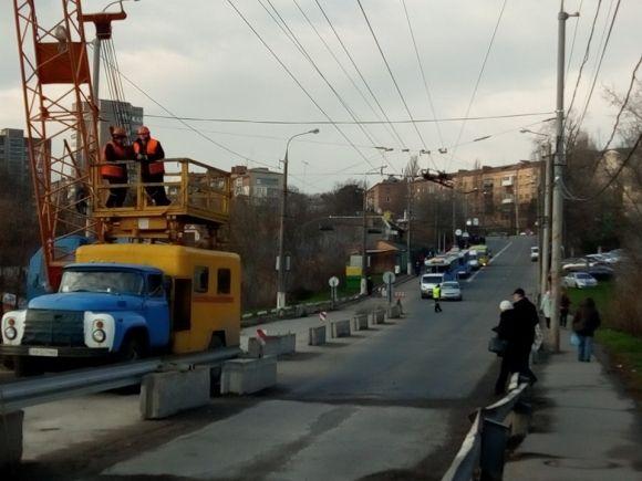 На Київському мосту стояв увесь транспорт. Декілька сотень вінничан йшли пішки, фото №5 на сайті 20minut.ua