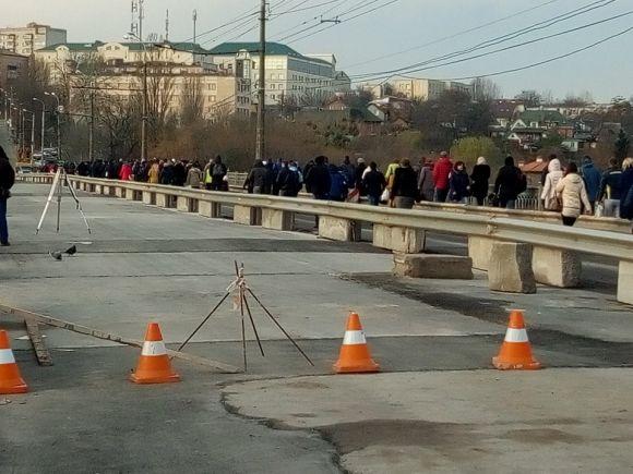 На Київському мосту стояв увесь транспорт. Декілька сотень вінничан йшли пішки, фото №1 на сайті 20minut.ua