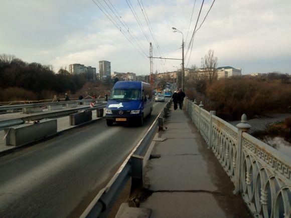На Київському мосту стояв увесь транспорт. Декілька сотень вінничан йшли пішки, фото №6 на сайті 20minut.ua