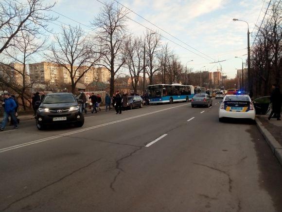 На Київському мосту стояв увесь транспорт. Декілька сотень вінничан йшли пішки, фото №4 на сайті 20minut.ua