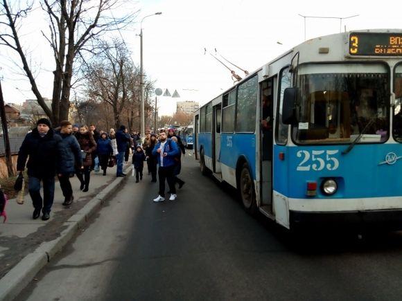 На Київському мосту стояв увесь транспорт. Декілька сотень вінничан йшли пішки, фото №3 на сайті 20minut.ua