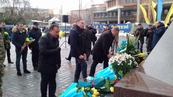 Біля пам'ятника Небесній Сотні у Тернополі молилися за Героїв на сайті 20minut.ua Біля пам'ятника Небесній Сотні у Тернополі молилися за Героїв, фото №1 на сайті 20minut.ua