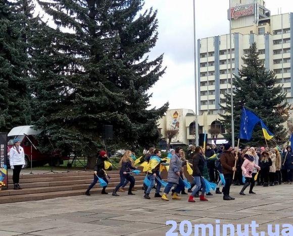 У Кам’янці діти провели флешмоб до Дня Гідності та Свободи, фото №3 на сайті 20minut.ua