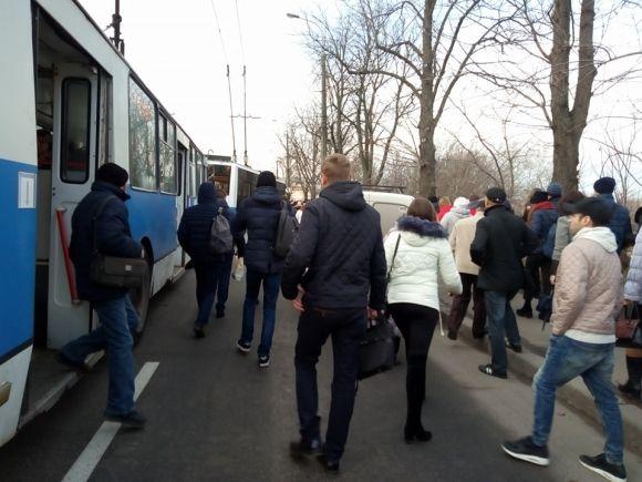 На Київському мосту стояв увесь транспорт. Декілька сотень вінничан йшли пішки, фото №2 на сайті 20minut.ua