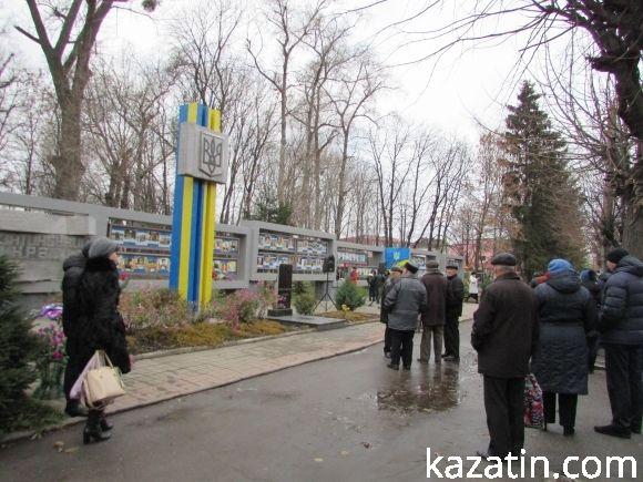 На День Гідності та Свободи в Козятині згадали полеглих у війні з Росією воїнів на сайті 20minut.ua На День Гідності та Свободи в Козятині згадали полеглих у війні з Росією воїнів, фото №2 на сайті 20minut.ua