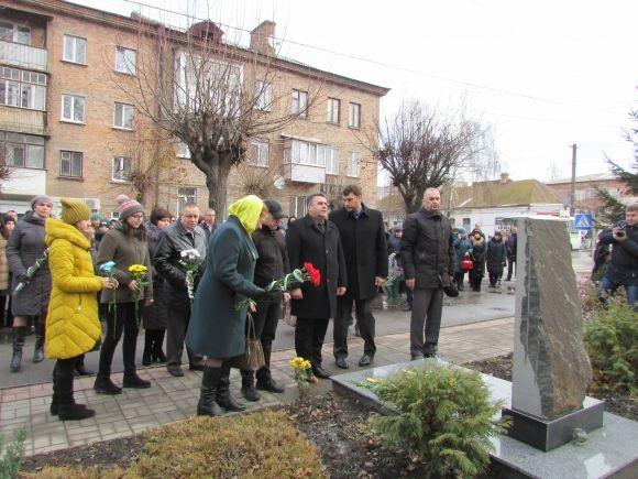 На День Гідності та Свободи в Козятині згадали полеглих у війні з Росією воїнів на сайті 20minut.ua На День Гідності та Свободи в Козятині згадали полеглих у війні з Росією воїнів, фото №6 на сайті 20minut.ua