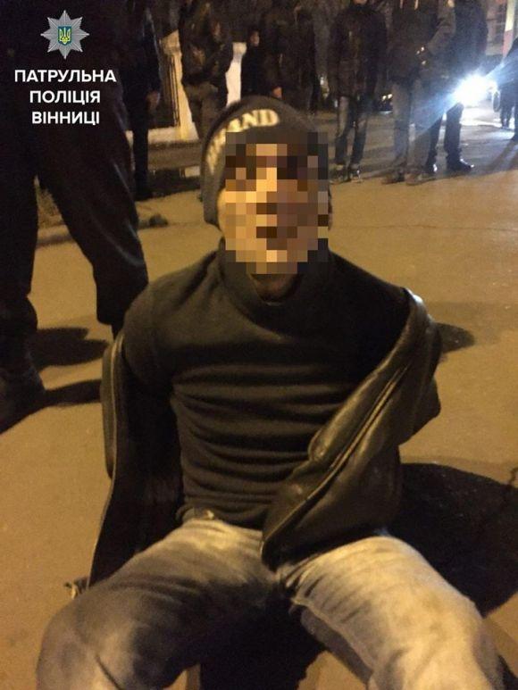 На Блока троє п'яних вінничан з битами відбирали у перехожих мобільні телефони, фото №3 на сайті 20minut.ua