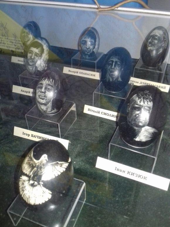 Житель Вінниччини на гусячих яйцях зобразив 101 героя Небесної сотні на сайті 20minut.ua Житель Вінниччини на гусячих яйцях зобразив 101 героя Небесної сотні, фото №2 на сайті 20minut.ua