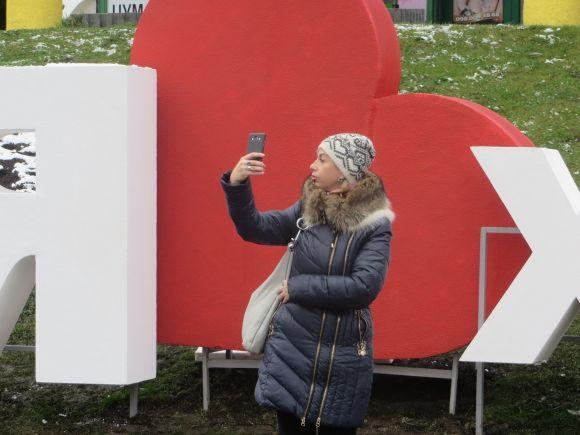 "Хай люди хоч чомусь радіють", - хмельничани про знак "Я люблю Хмельницький" біля ЦУМу на сайті vsim.ua "Хай люди хоч чомусь радіють", - хмельничани про знак "Я люблю Хмельницький" біля ЦУМу, фото №9 на сайті vsim.ua