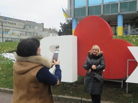 "Хай люди хоч чомусь радіють", - хмельничани про знак "Я люблю Хмельницький" біля ЦУМу на сайті vsim.ua "Хай люди хоч чомусь радіють", - хмельничани про знак "Я люблю Хмельницький" біля ЦУМу, фото №5 на сайті vsim.ua