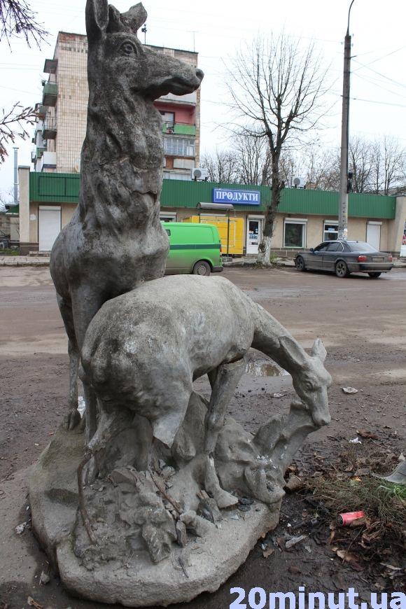 Оленів з Микулинецької, в яких врізалось авто, просять перенести в парк, фото №1 на сайті 20minut.ua