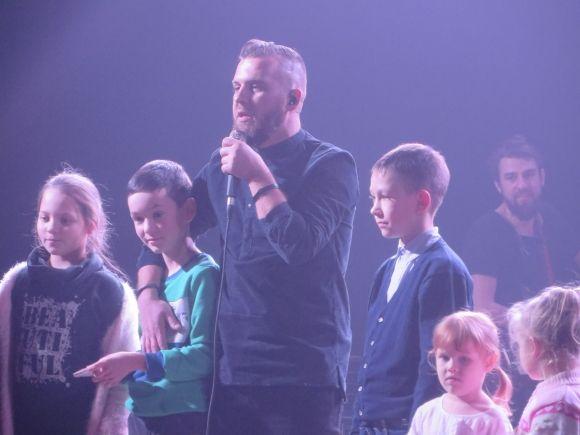 Концерт "Без обмежень": рокери "порвали" зал і змусили танцювати навіть дітей на сайті vsim.ua Концерт "Без обмежень": рокери "порвали" зал і змусили танцювати навіть дітей, фото №10 на сайті vsim.ua