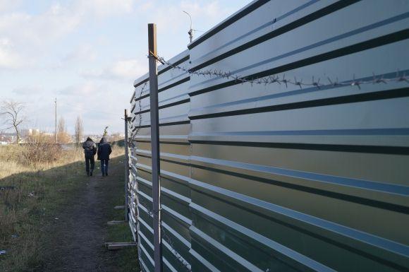 Цвинтар з «пропускним режимом» на Сабарові діючий: з’явилося п’ять могил. Що там відбувається? на сайті 20minut.ua Цвинтар з «пропускним режимом» на Сабарові діючий: з’явилося п’ять могил. Що там відбувається?, фото №2 на сайті 20minut.ua