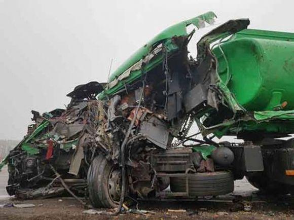 Смертельне ДТП у Гавришівці: водій бензовозу  в'їхав у зерновоз на сайті 20minut.ua Смертельне ДТП у Гавришівці: водій бензовозу  в'їхав у зерновоз, фото №2 на сайті 20minut.ua