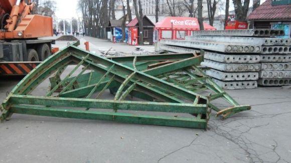 В парк Горького завезли каркас для новорічної ялинки, фото №2 на сайті 20minut.ua