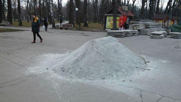 В парк Горького завезли каркас для новорічної ялинки, фото №3 на сайті 20minut.ua