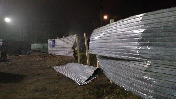 Тернополяни повалили паркан навколо будівництва біля "Березолю" на сайті 20minut.ua Тернополяни повалили паркан навколо будівництва біля "Березолю", фото №1 на сайті 20minut.ua