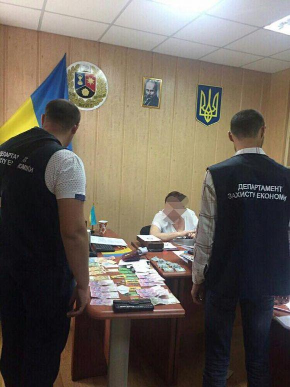 У ДонНУ два викладача попалися на хабарі. Взяли тисячу доларів на сайті 20minut.ua У ДонНУ два викладача попалися на хабарі. Взяли тисячу доларів, фото №1 на сайті 20minut.ua