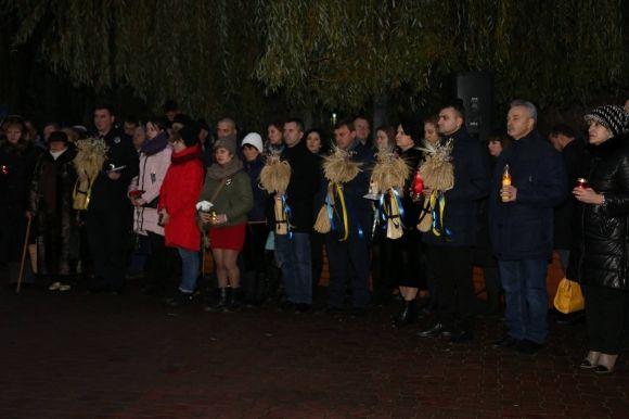 У Хмельницькому вшанували пам'ять жертв голодомору - містяни пройшли скорботною ходою і запалили свічки, фото №6 на сайті vsim.ua