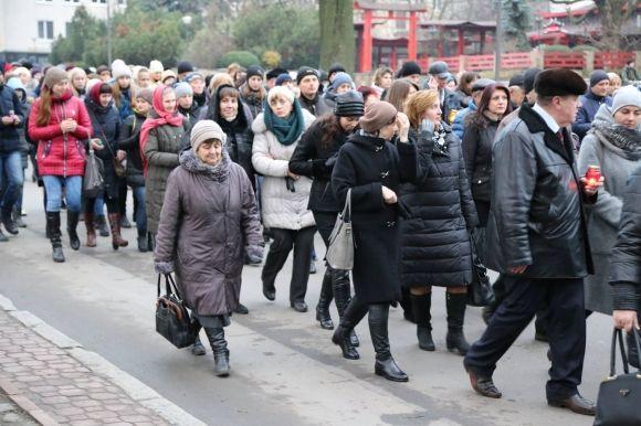 У Хмельницькому вшанували пам'ять жертв голодомору - містяни пройшли скорботною ходою і запалили свічки, фото №4 на сайті vsim.ua