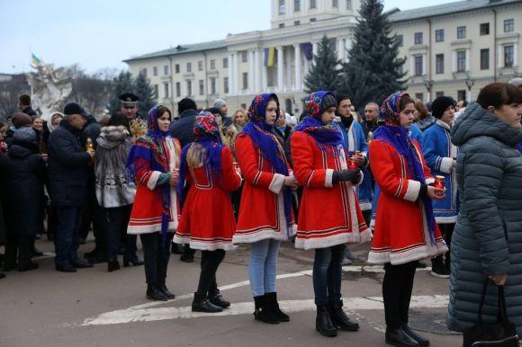 У Хмельницькому вшанували пам'ять жертв голодомору - містяни пройшли скорботною ходою і запалили свічки, фото №1 на сайті vsim.ua