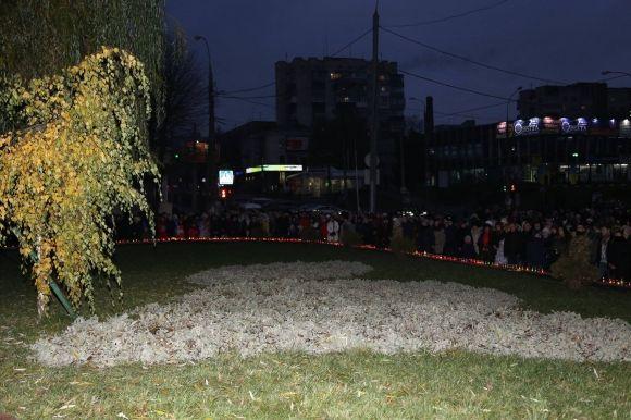 У Хмельницькому вшанували пам'ять жертв голодомору - містяни пройшли скорботною ходою і запалили свічки, фото №7 на сайті vsim.ua